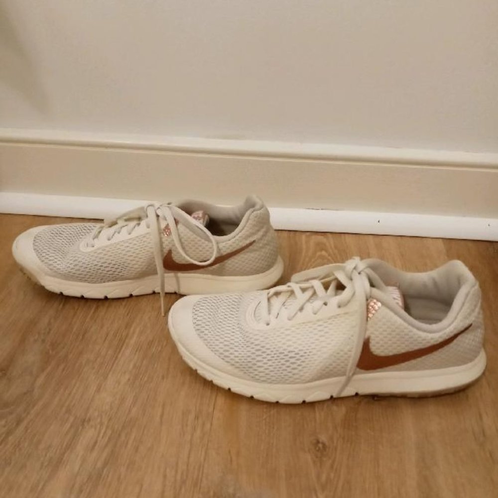 NIke women's Flex Experience size 7